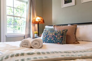 2 chambres, bureau, fer et planche à repasser, lit parapluie