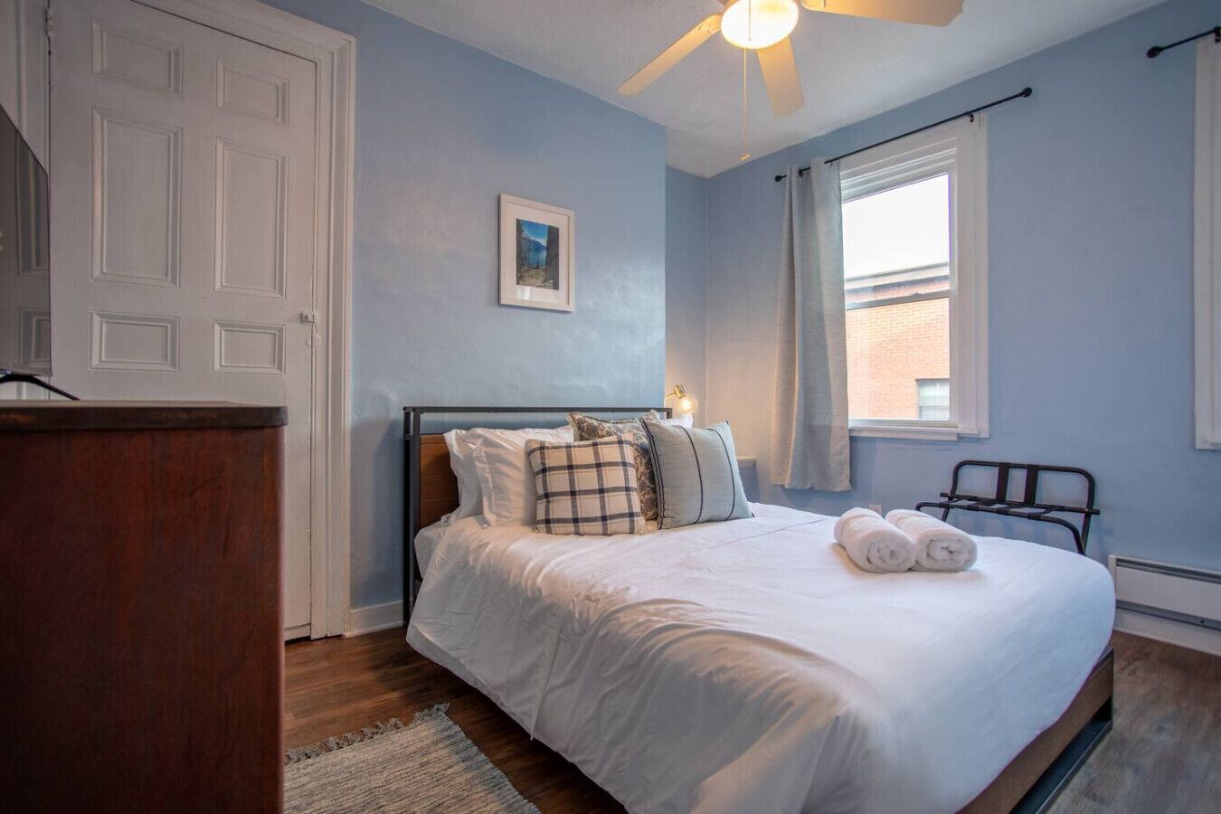 2 chambres, bureau, fer et planche à repasser, lit parapluie