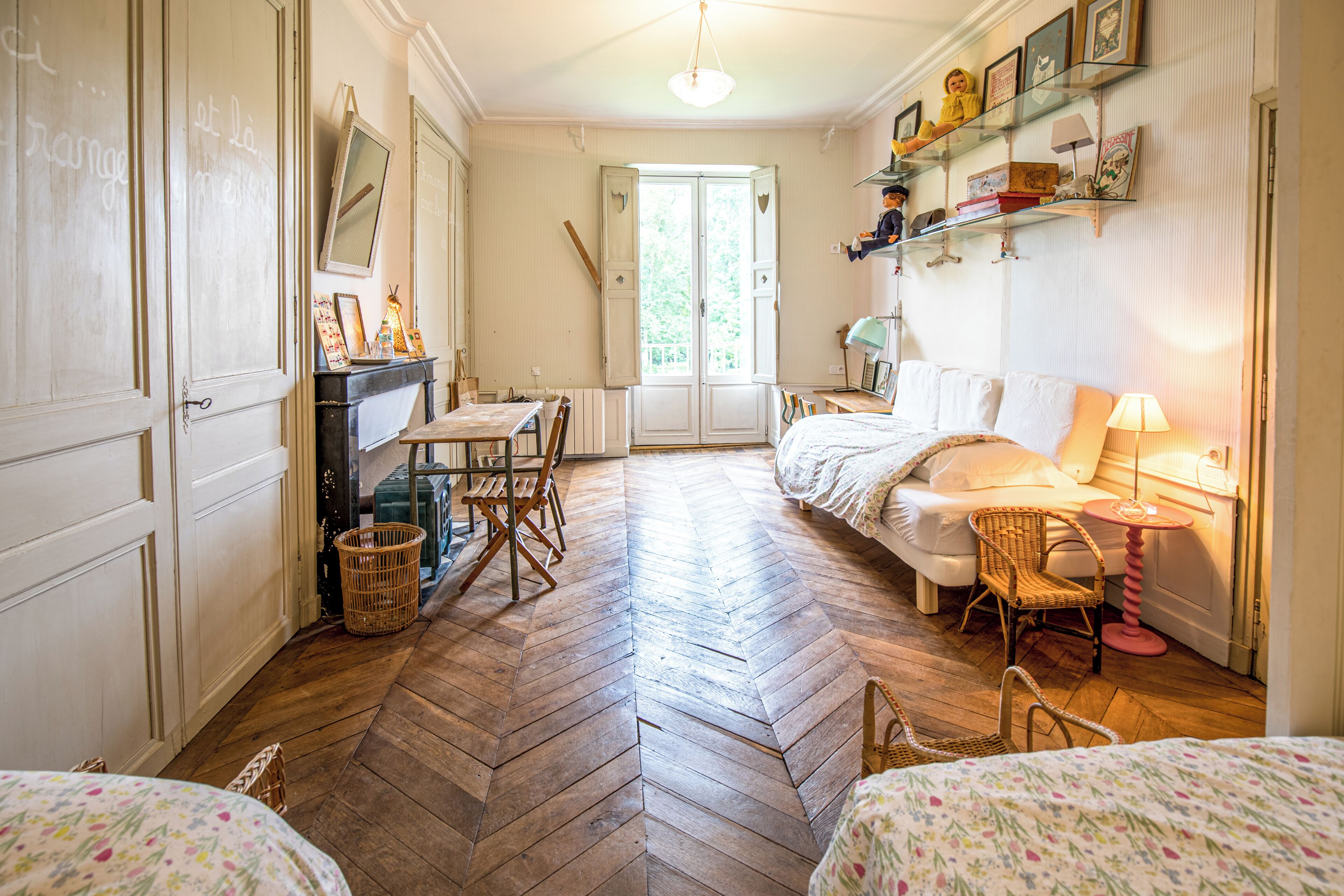 9 bedrooms, WiFi, bed sheets