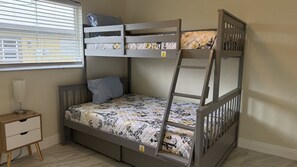 3 slaapkamers, een bureau, een strijkplank/strijkijzer, wifi