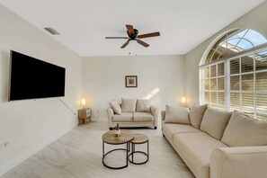 TV, offices - Modern Comfort 3BR 2BA Home in Port Charlotte (Port Charlotte)