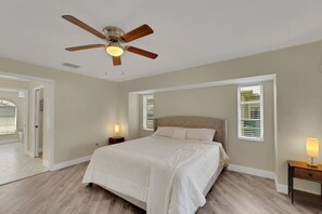 3 bedrooms, iron/ironing board, WiFi, bed sheets - Modern Comfort 3BR 2BA Vacation Home (Port Charlotte)