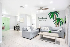 TV, offices - Lakeview Sunset Getaway Hot Tub 3BR 2BA Sleeps 10 (Port Charlotte)