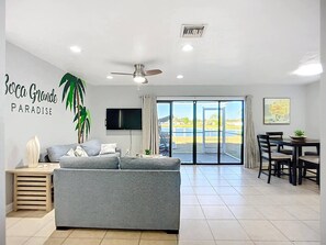 TV, offices - Lakeview Sunset Getaway Hot Tub 3BR 2BA Sleeps 10 (Port Charlotte)