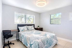 3 bedrooms, desk, iron/ironing board, travel cot - Lakeview Sunset Getaway Hot Tub 3BR 2BA Sleeps 10 (Port Charlotte)