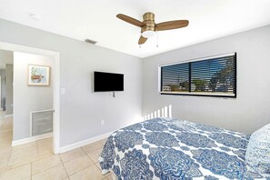 3 habitaciones, escritorio y tabla de planchar con plancha
