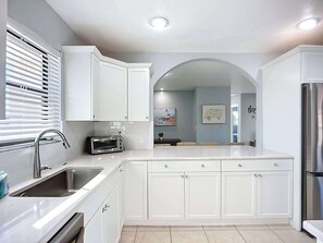 Kjøleskap, mikrobølgeovn, kokeplater og oppvaskmaskin