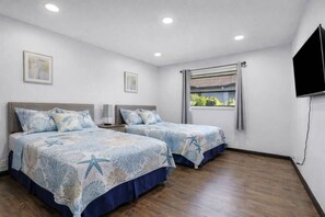 4 bedrooms, iron/ironing board, travel cot, WiFi - Spacious Golf Course Home with Pool Sleep 12 (Rotonda West)