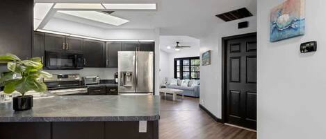 Kylskåp, mikrovågsugn, ugn och spishäll