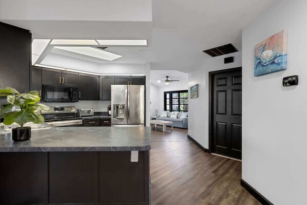 Réfrigérateur, micro-ondes, four, plaque de cuisson