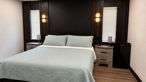 4 bedrooms, desk, travel crib, WiFi - Spacious Golf Course Home with Pool Sleep 12 (Rotonda West)
