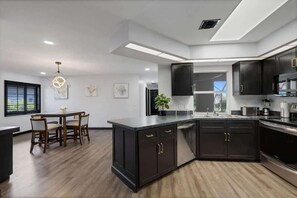 Réfrigérateur, micro-ondes, four, plaque de cuisson