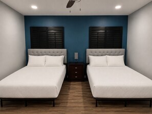 4 Schlafzimmer, Schreibtisch, Bügeleisen/Bügelbrett, Reisekinderbett