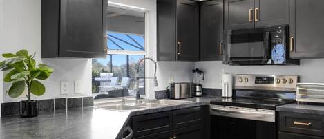 Jääkaappi, mikroaaltouuni, uuni, liesi