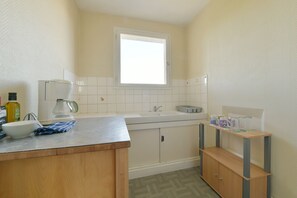 Fridge, microwave, oven, coffee/tea maker