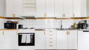 Kylskåp, mikrovågsugn, ugn och spishäll