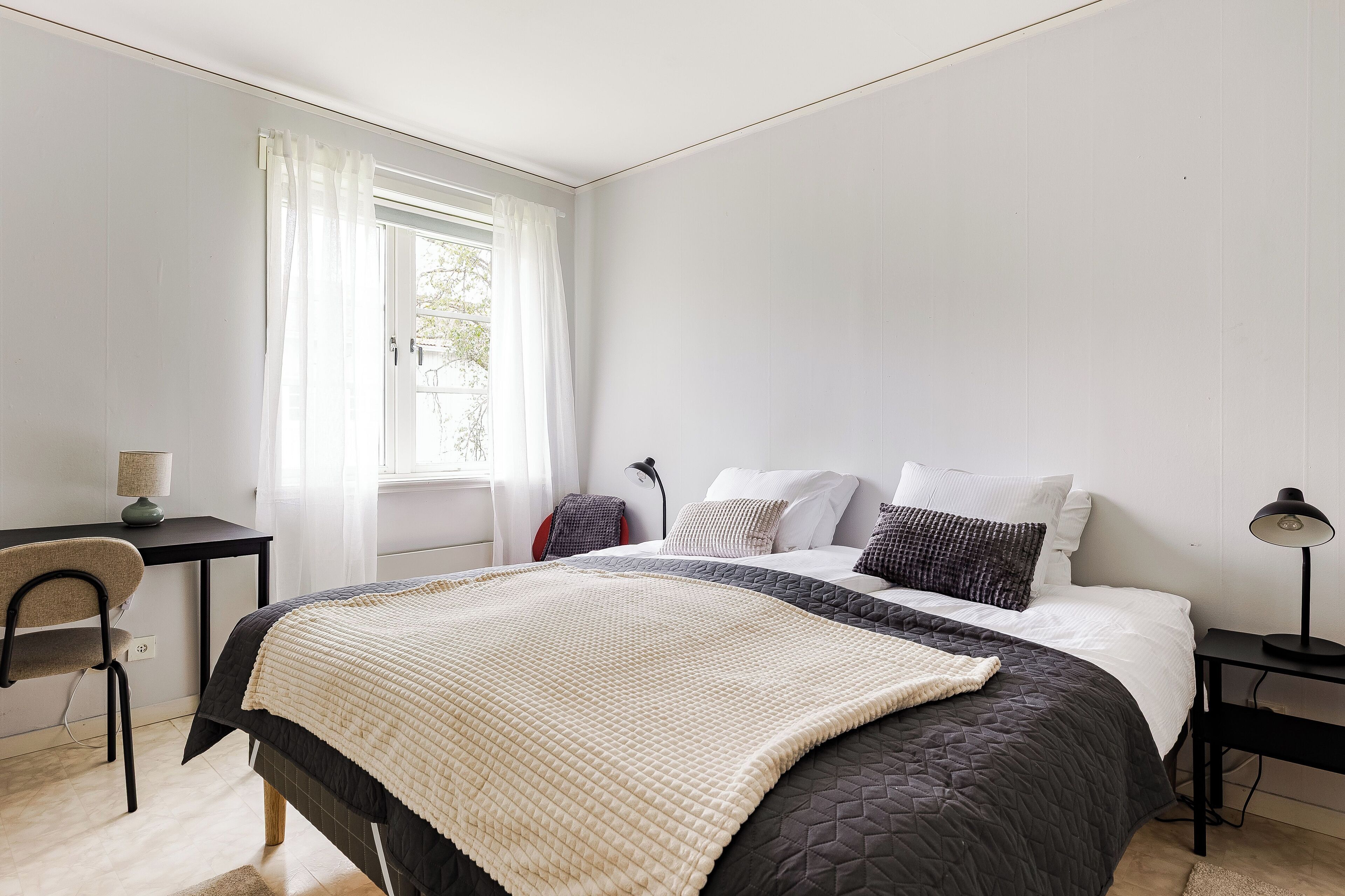 2 soverom, skrivebord, strykejern/-brett og wi-fi (inkludert)