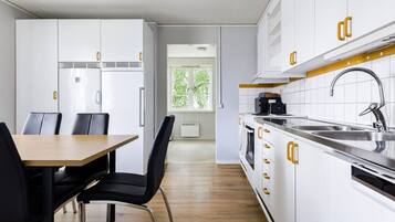 Kylskåp, mikrovågsugn, ugn och spishäll