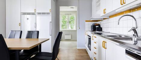 KĂŒhlschrank, Mikrowelle, Ofen, Herdplatte