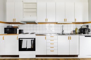 Køleskab, mikrobølgeovn, ovn, kogeplade