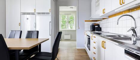 Geladeira, micro-ondas, fogão, cooktop