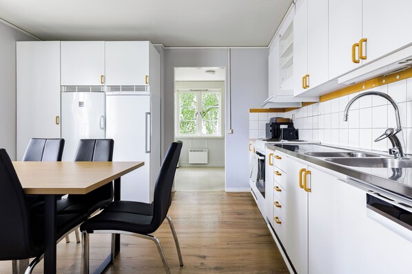 Køleskab, mikrobølgeovn, ovn, kogeplade