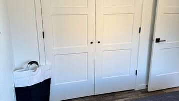 1 slaapkamer, een bureau, wifi, beddengoed