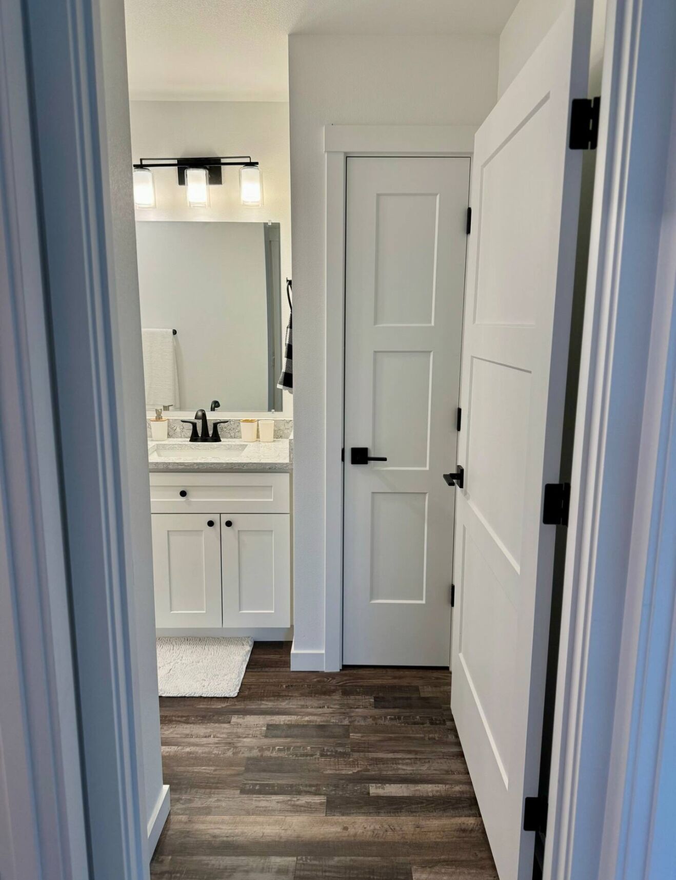 Secador de cabelo, toalhas de banho, sabonete, papel higiênico