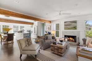 Smart TV, chimenea y libros 