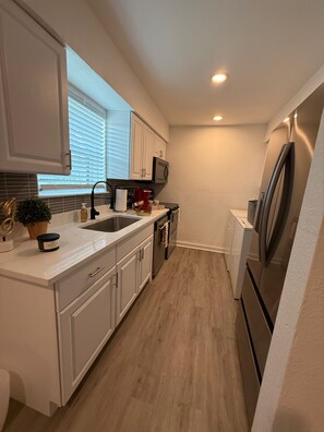 ميكروويف، فرن، موقد طهي مسطح، غسالة أطباق