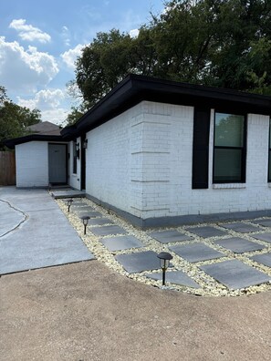 المنشأة من الخارج