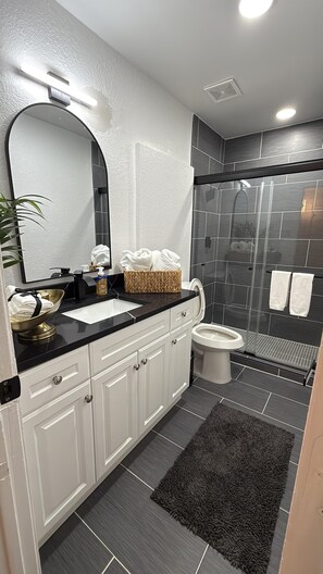 تجهيزات دش، مناشف، صابون، ورق حمّام