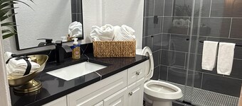 Charming 2-bedroom house with AC in Fort Worth
