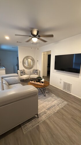 Charming 2-bedroom house with AC in Fort Worth