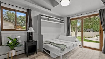 4 habitaciones, escritorio y tabla de planchar con plancha