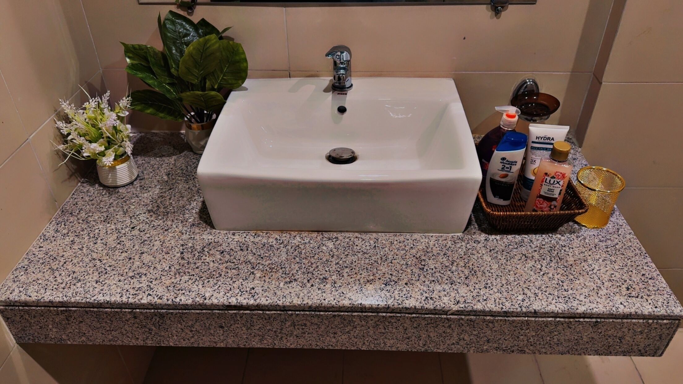 Secadora de cabello, toallas, jabón, papel de baño 