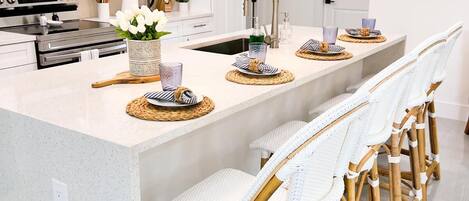 Microondas, horno, parrilla de estufa y lavavajillas