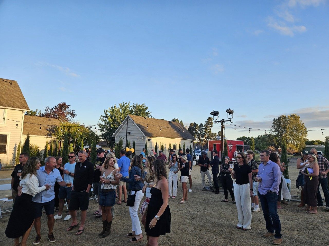 Un grupo de personas reunidas al aire libre, posiblemente en un evento social.