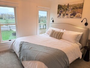 مكتب وواي فاي وملاءات أسرّة