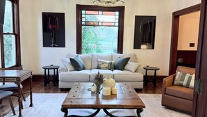 Un salon avec un canapé, une table basse et des objets de décoration.