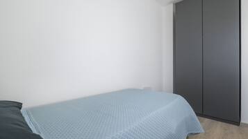 2 chambres, fer et planche Ă repasser