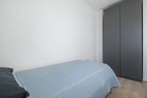2 chambres, fer et planche à repasser
