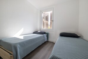 2 Schlafzimmer, Bügeleisen/Bügelbrett