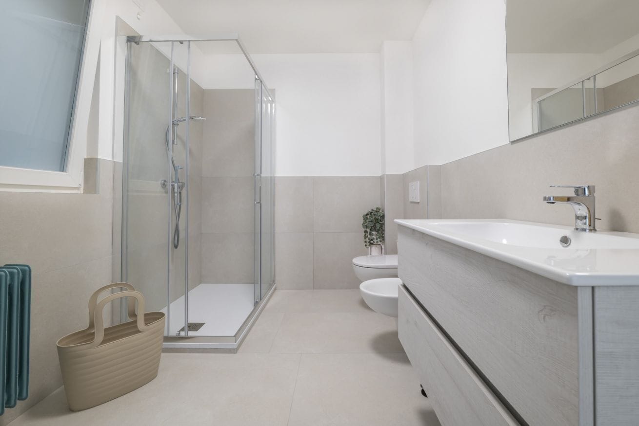 Dusche, Bidet, Handtücher