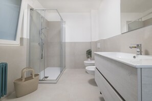 Regadera, bidet, toallas