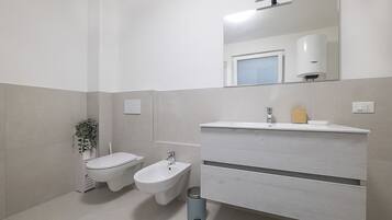 Douche, bidet, serviettes fournies