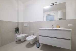 Douche, bidet, serviettes fournies