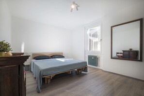 2 habitaciones y tabla de planchar con plancha