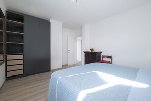 2 chambres, fer et planche Ă repasser