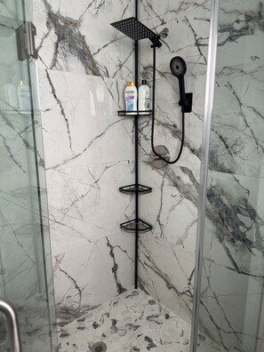 Shower, hair dryer, towels, soap - Charming studio in Margate with private entrance (Margate)